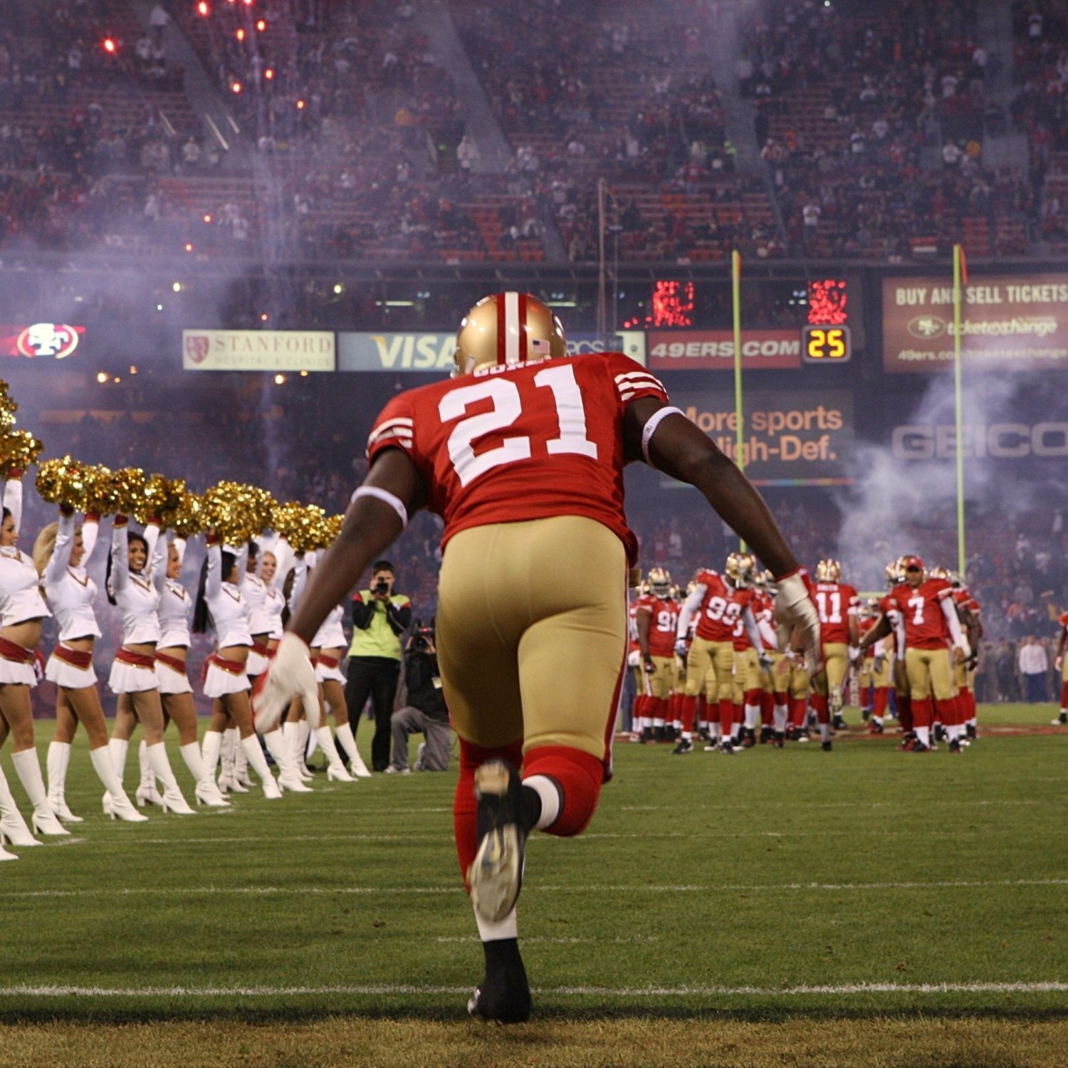 San Francisco 49ers RB Frank Gore Passes the 10k Rushing Yards